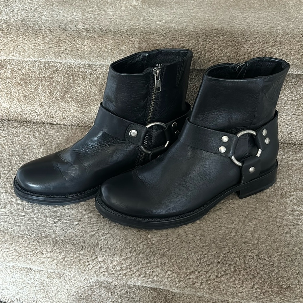 Frye. 8.5. Black boots. like new!